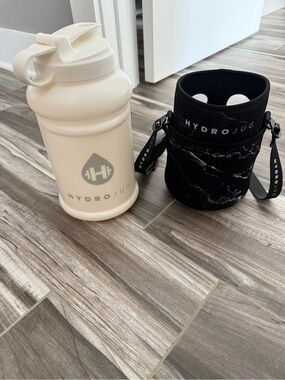HydroJug Cream Bottle with Black Marble Neoprene Sleeve
